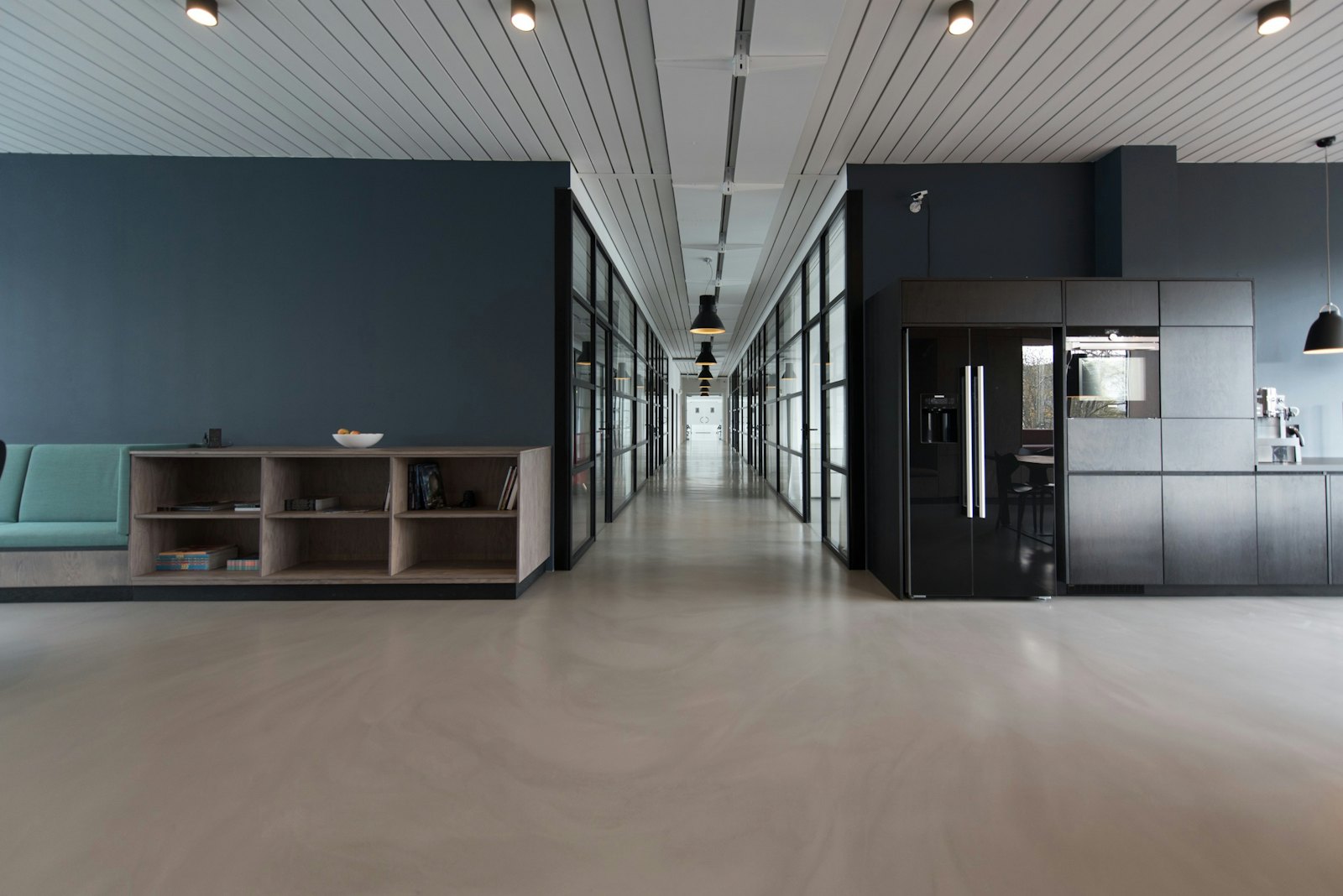 Espacio de trabajo equipado con mobiliario a medida
