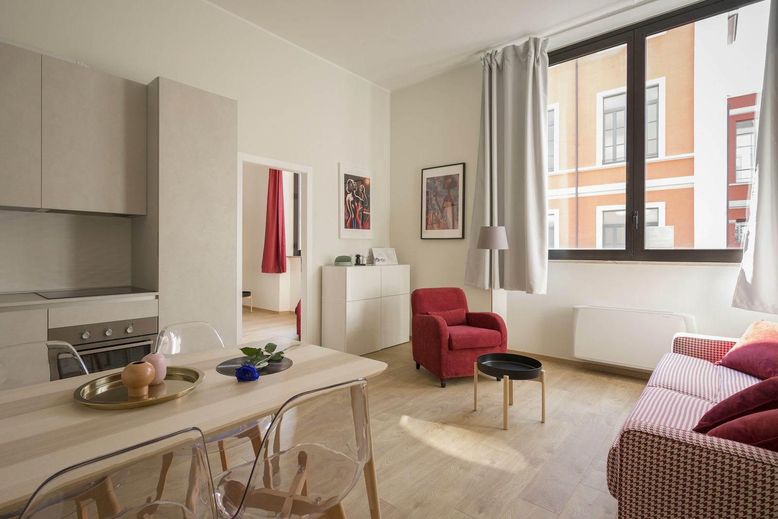 Sala pequeña amoblada con muebles funcionales
