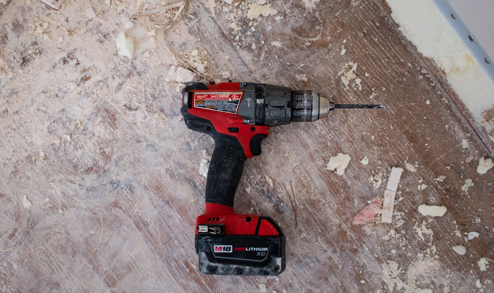 Taller de carpintería con herramientas de oficio